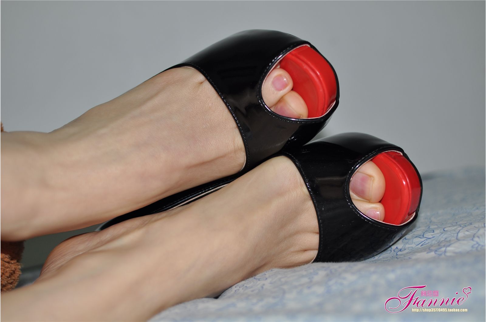 It's cold. Fannie Fanny high definition silk feet